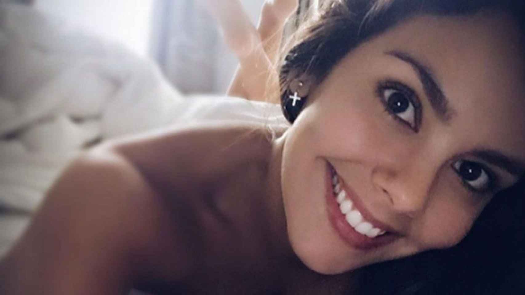 Cristina Pedroche posa risueña en la cama del hotel