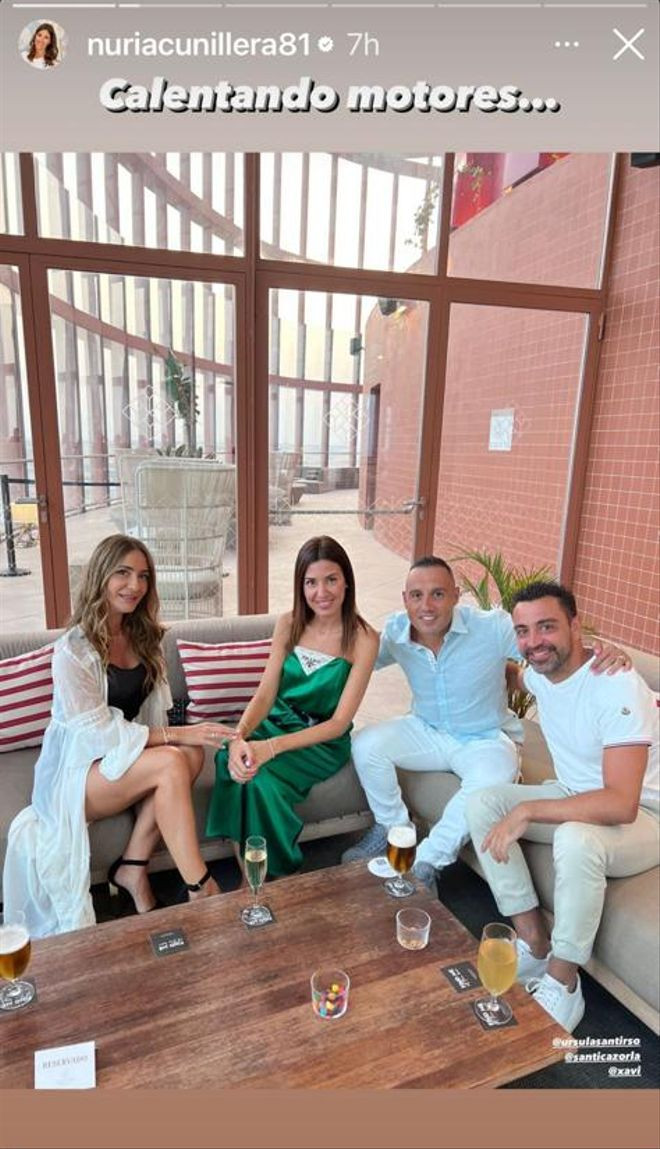 Xavi Hernández, su pareja Núria Cunillera, Santi Cazorla y su pareja Ursula Santirso, juntos en Sevilla / Instagram