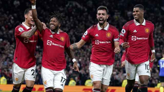 El Manchester United, rival del Barça en la Europa League, celebra el gol de Fred / EFE
