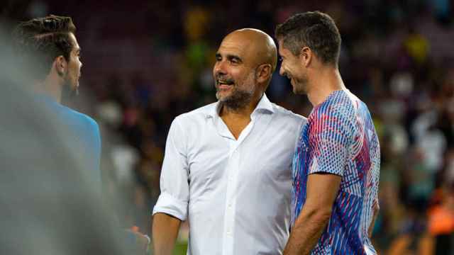 Lewandoski y Pep Guardiola hablan en el amistoso del Barça contra el Manchester City / LUIS MIGUEL AÑÓN (CULEMANIA)