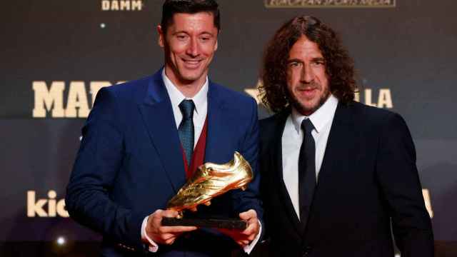 Robert Lewandowski, junto a Carles Puyol, en la entrega de la Bota de Oro / REDES