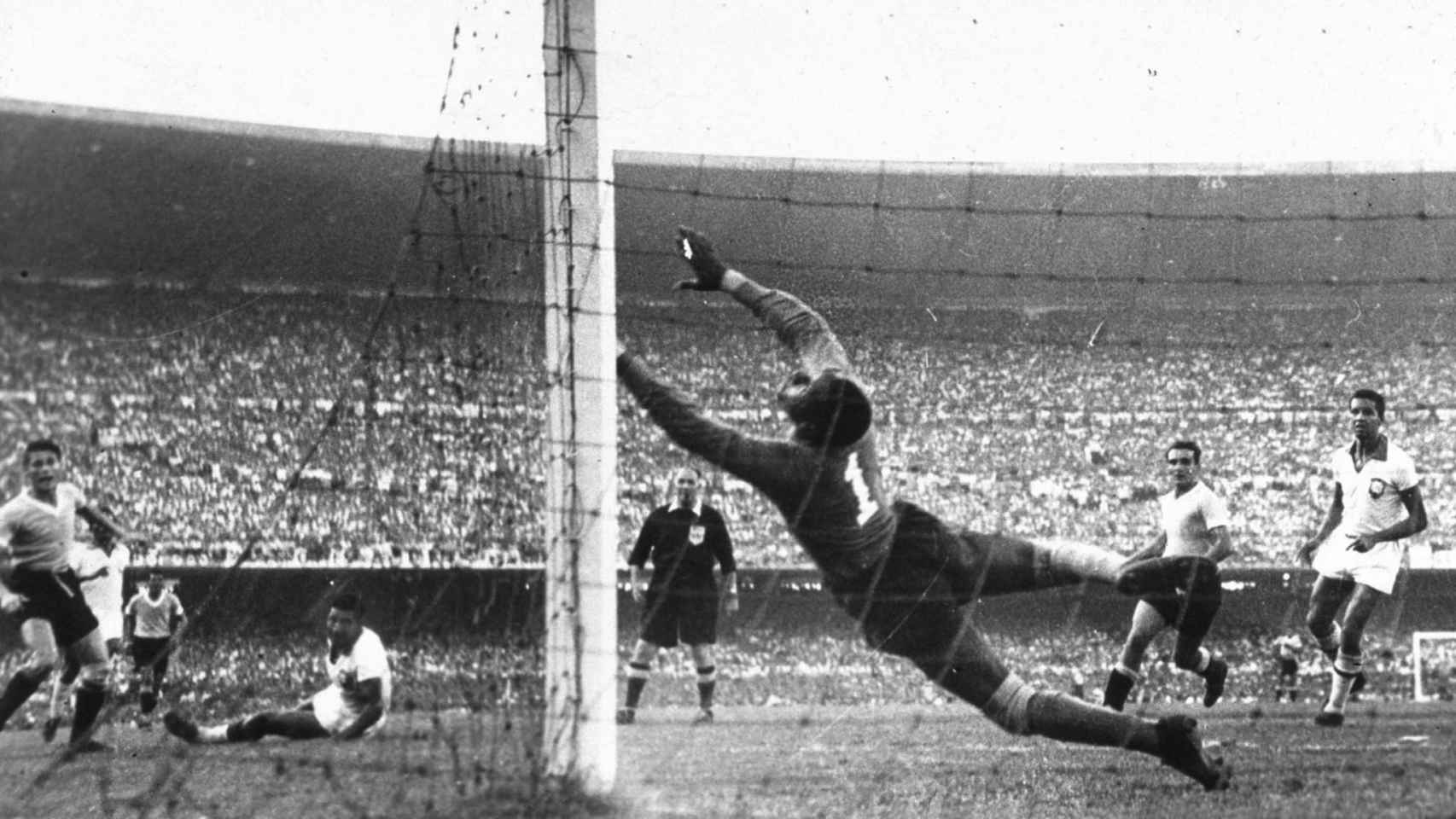 Barbosa no puede parar el remate de Ghiggia en la final entre Brasil y Uruguay de 1950 en Maracaná / REDES