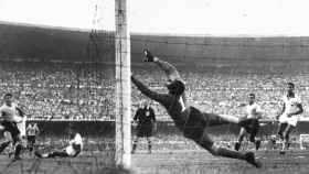 Barbosa no puede parar el remate de Ghiggia en la final entre Brasil y Uruguay de 1950 en Maracaná / REDES
