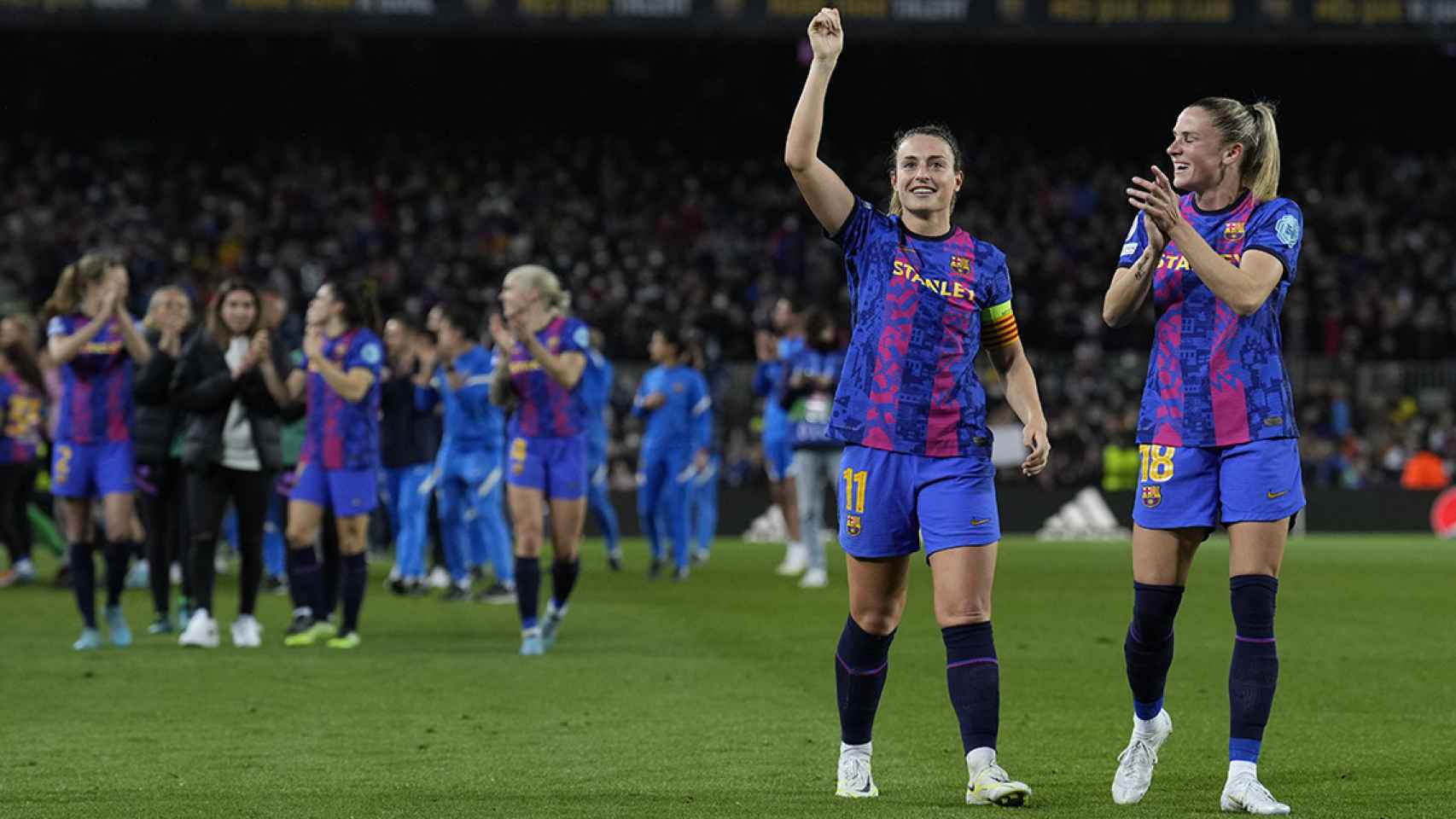 Alexia Putellas y Crnogorcevic, aplaudiendo a las gradas, tras la victoria del Barça Femenino contra el Real Madrid / EFE