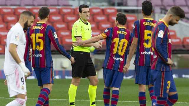 Martínez Munuera discutiendo con Messi / EFE