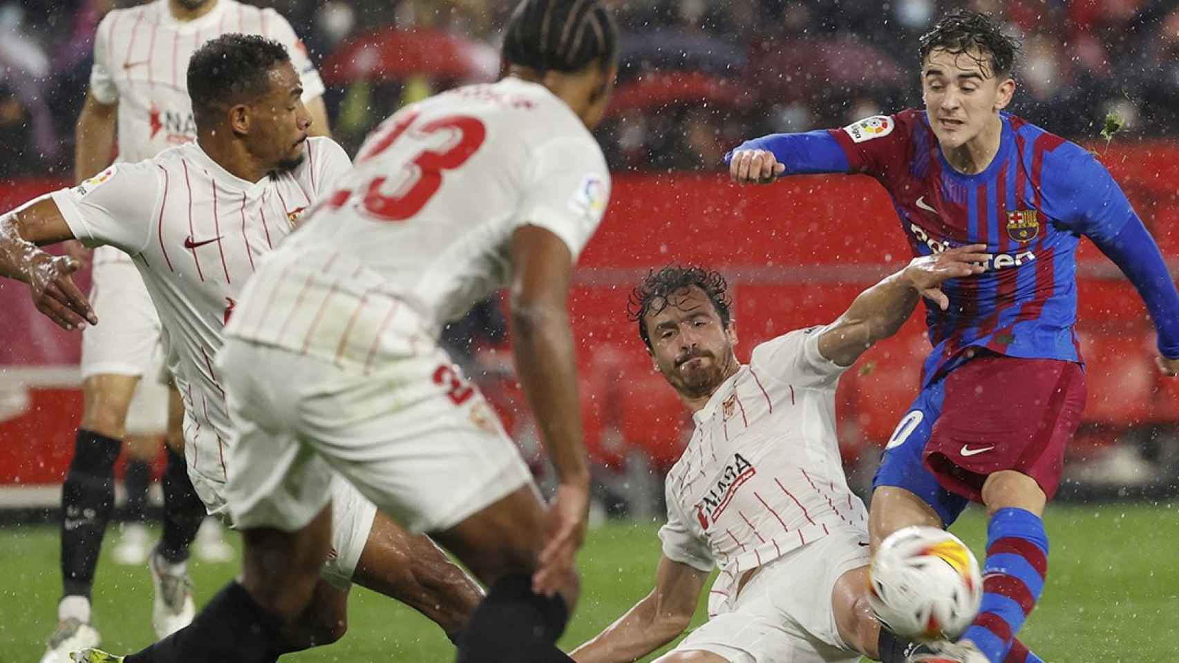 El disparo de Gavi, bloqueado por un jugador del Sevilla / EFE