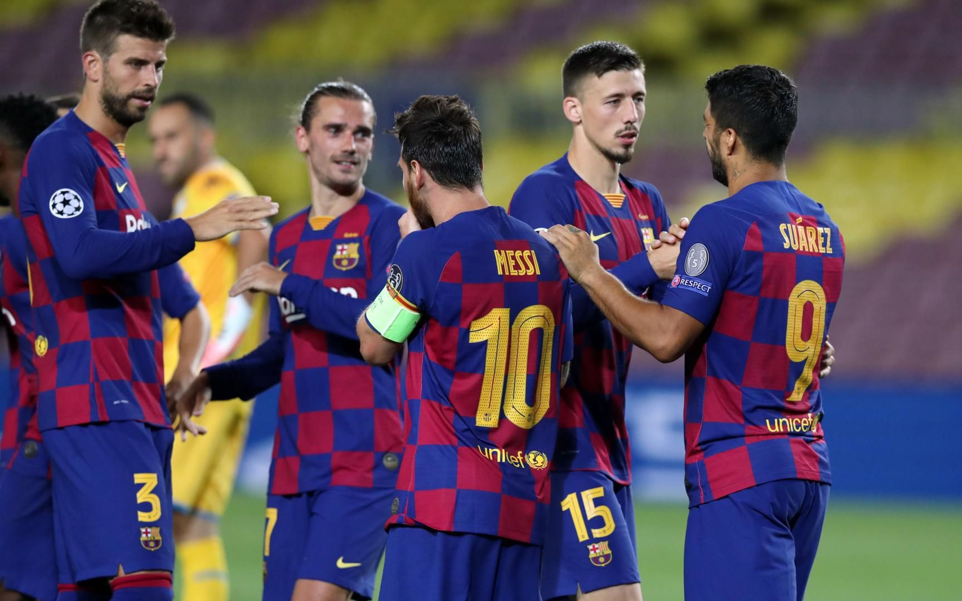 Messi y Suárez saludando a Lenglet y a Griezmann tras vencer al Nápoles / FC Barcelona