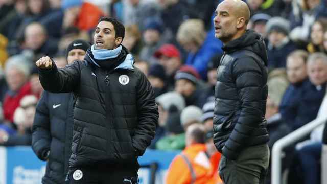 Pep Guardiola y Mikel Arteta en un partido del Manchester City / EFE