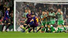 Messi dispara de falta para anotar el primer gol del FC Barcelona contra el Betis / EFE
