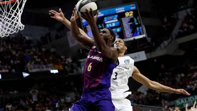 La falta clamorosa de Randolph a Singleton que el árbitro no señaló en la final de Copa que ganó el Barça Lassa / EFE