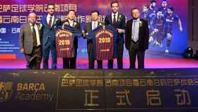 Foto del acuerdo entre el Barça y Yunnan Baiyao / FCB