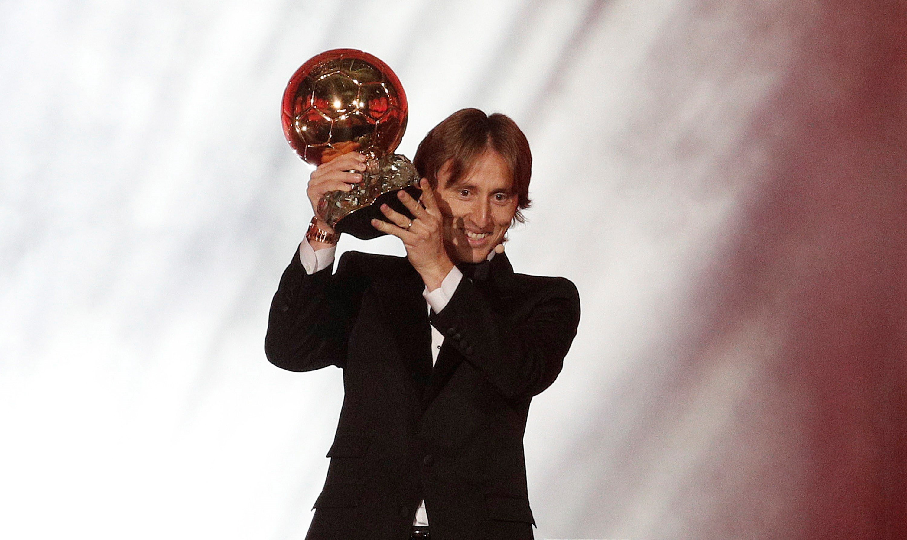 Una foto de Luka Modric con el trofeo del Balón de Oro / EFE