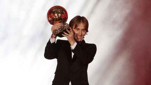 Una foto de Luka Modric con el trofeo del Balón de Oro / EFE