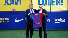 Xavi y Laporta lucen una camiseta del Barça en la presentación oficial del técnico de Terrassa / EFE