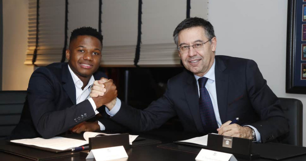 Ansu Fati y Josep Maria Bartomeu en la renovación de contrato en diciembre de 2019 / FC Barcelona