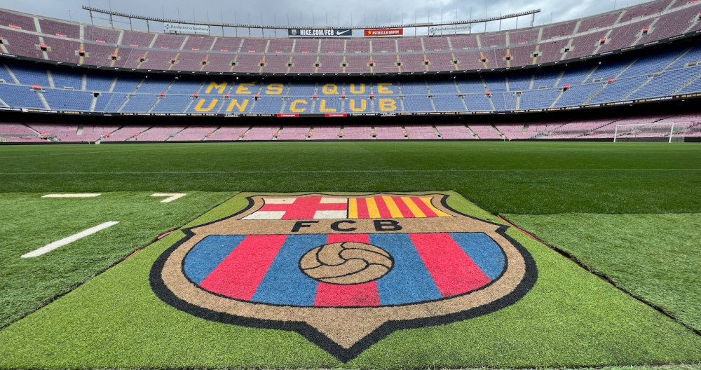 Césped del Camp Nou con el escudo del Barça / PEXELS