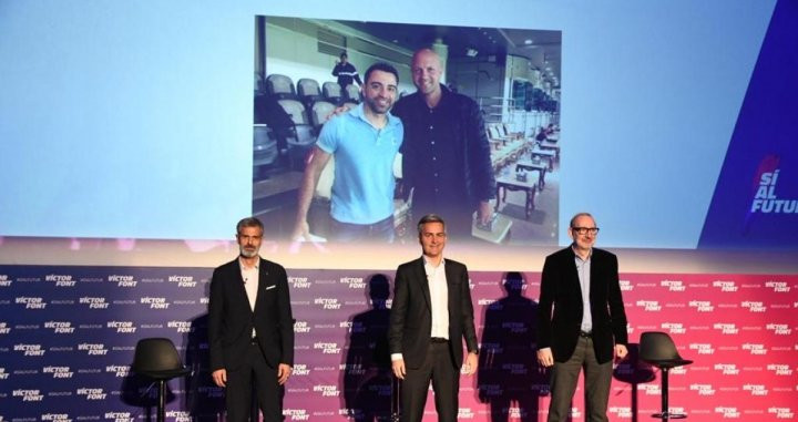 Víctor Font, en la presentación de su estructura deportiva, con Xavi y Jordi Cruyff a la cabeza | Sí al Futur