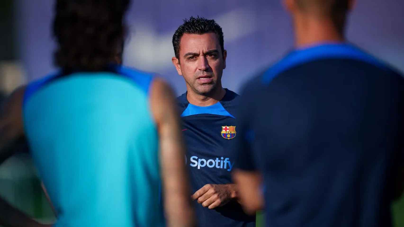 Xavi Hernández dirige un entrenamiento del Barça / FCB