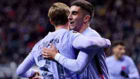 Frenkie de Jong y Ferran Torres, abrazados, durante el empate del Barça en la Europa League / FCB