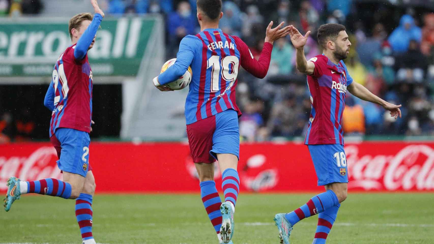 Ferran Torres, con el balón, tras marcar el gol del empate / EFE