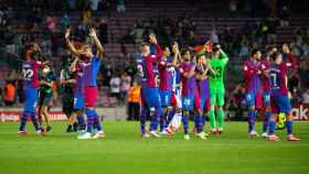 Los jugadores del Barça, incluidos varios de los capitanes, saludan a la afición tras la victoria contra la Real Sociedad / FCB