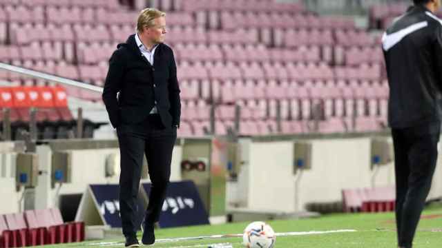 Koeman en la banda del Camp Nou en el Barça-Sevilla / FC Barcelona