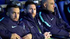 Una foto de Leo Messi en el banquillo de Mendizorroza plasma la división en el Barça / EFE