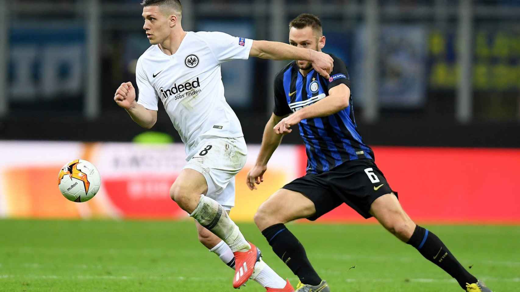 Luka Jovic controla el balón en el encuentro ante el Inter de Milán / EFE