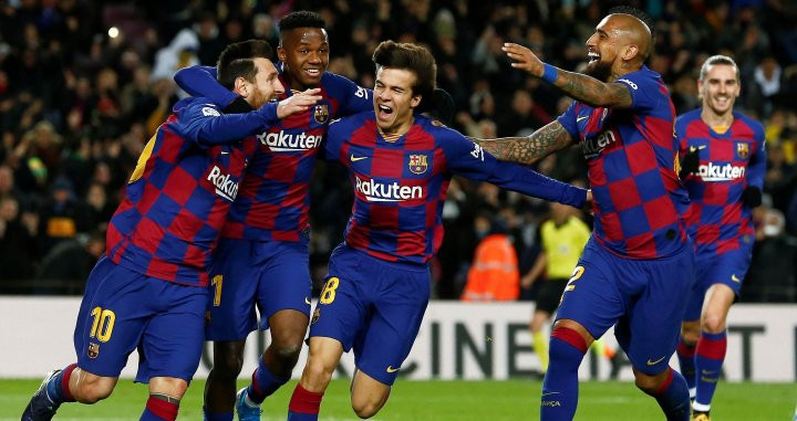 Messi, Ansu Fati, Riqui Puig y Arturo Vidal celebran el gol contra el Granada EFE
