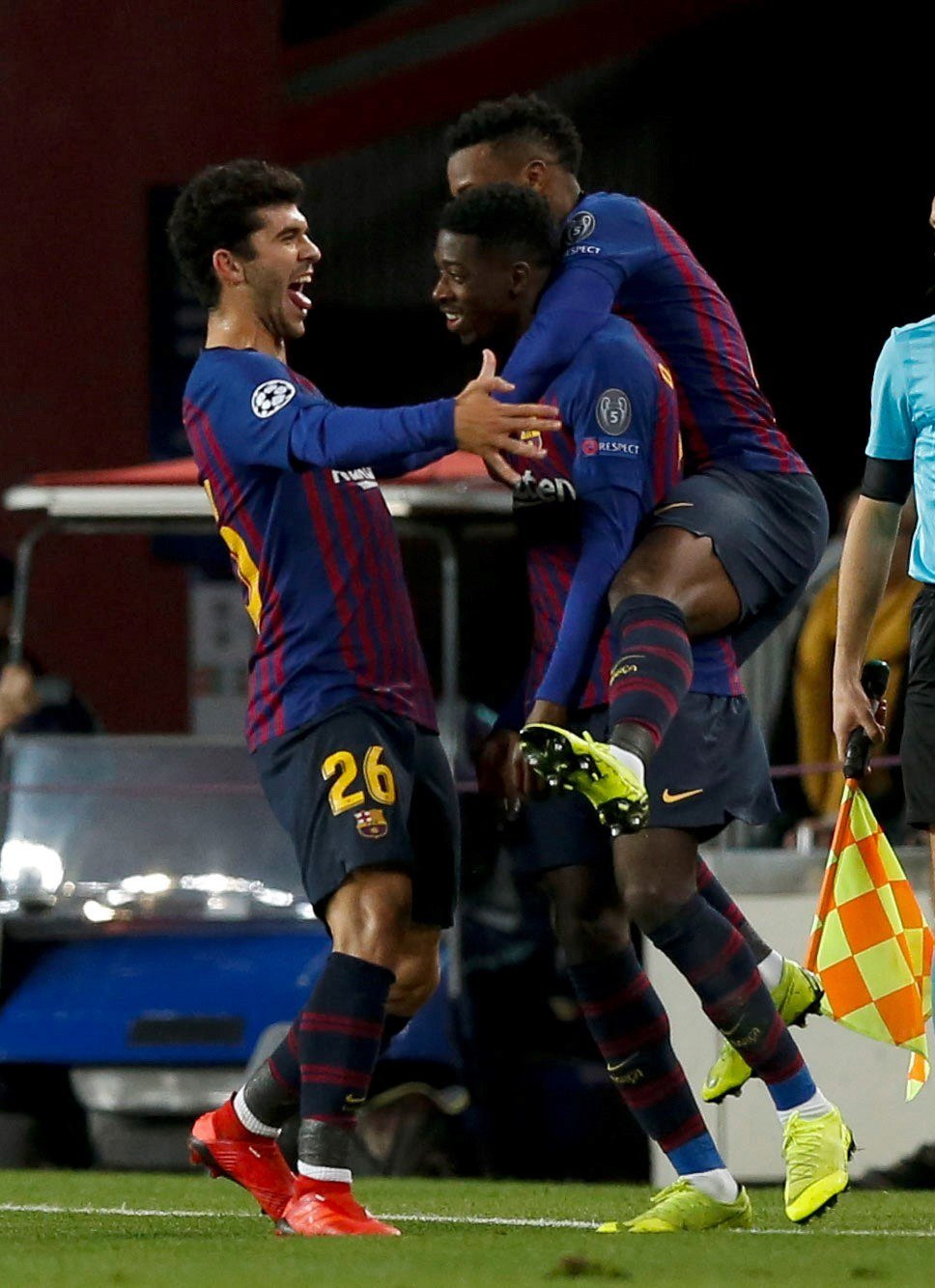 Carles Aleñá y Semedo celebran eufóricos el gol de Dembelé al Tottenham / EFE
