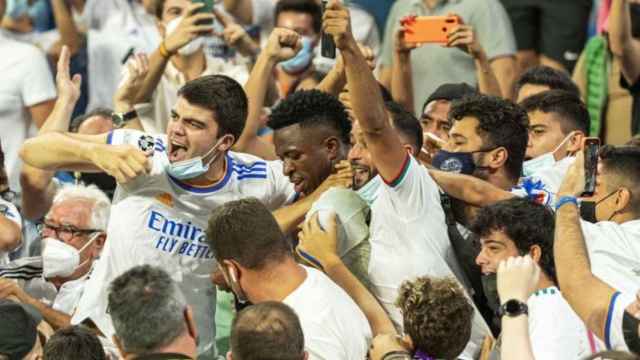 Vinicius Junior celebrando el gol del Celta con la afición / La Liga