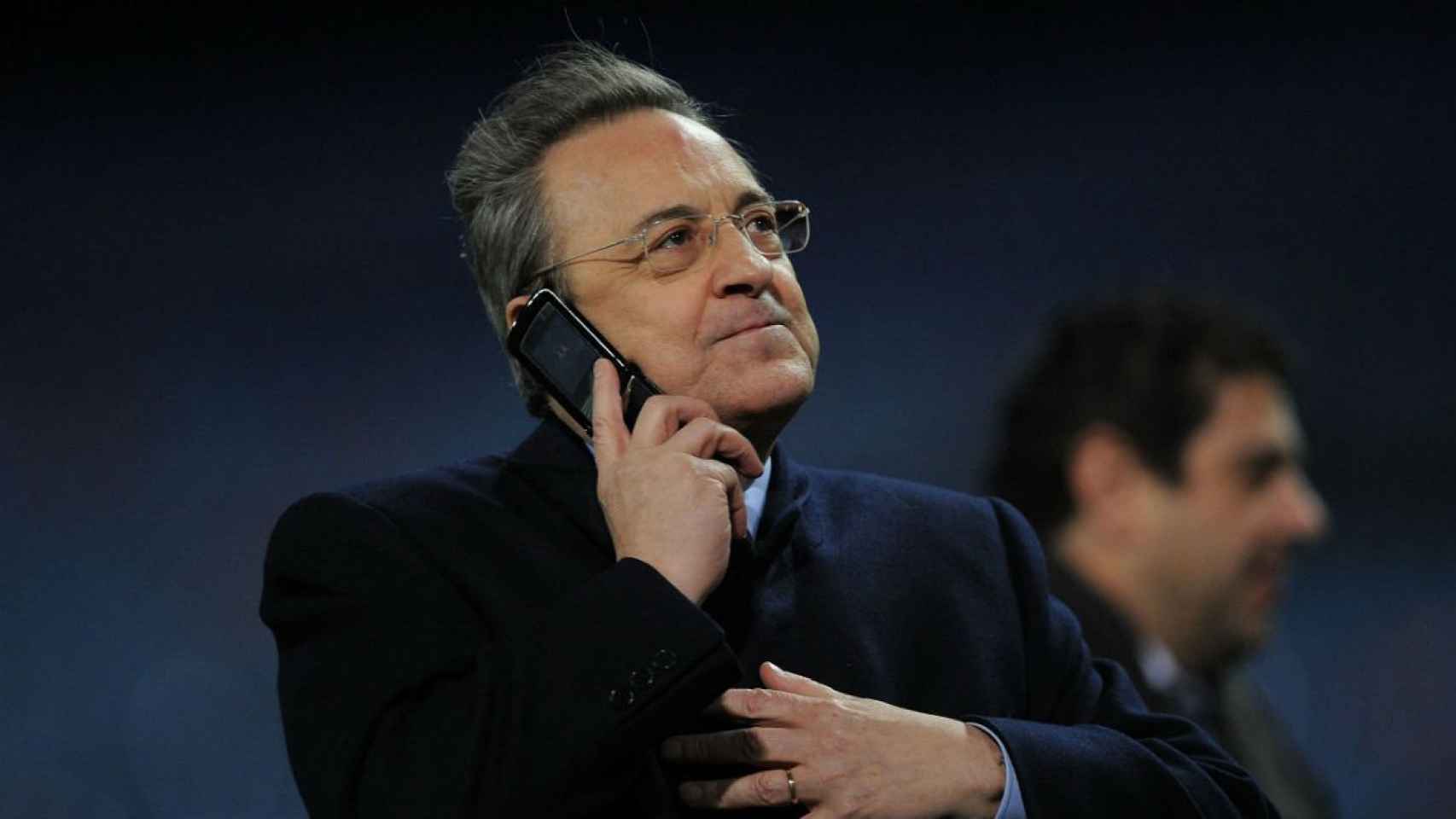 Florentino Pérez, hablando por teléfono | EFE