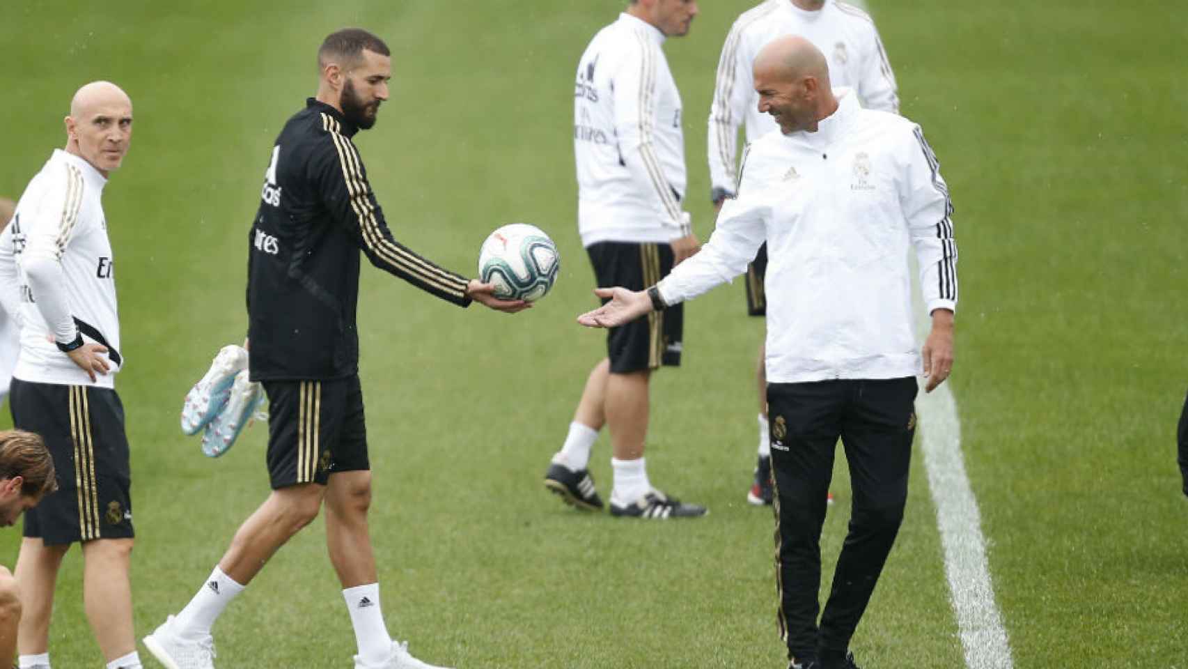 Benzema y Zidane en un entrenamiento del Real Madrid / EFE