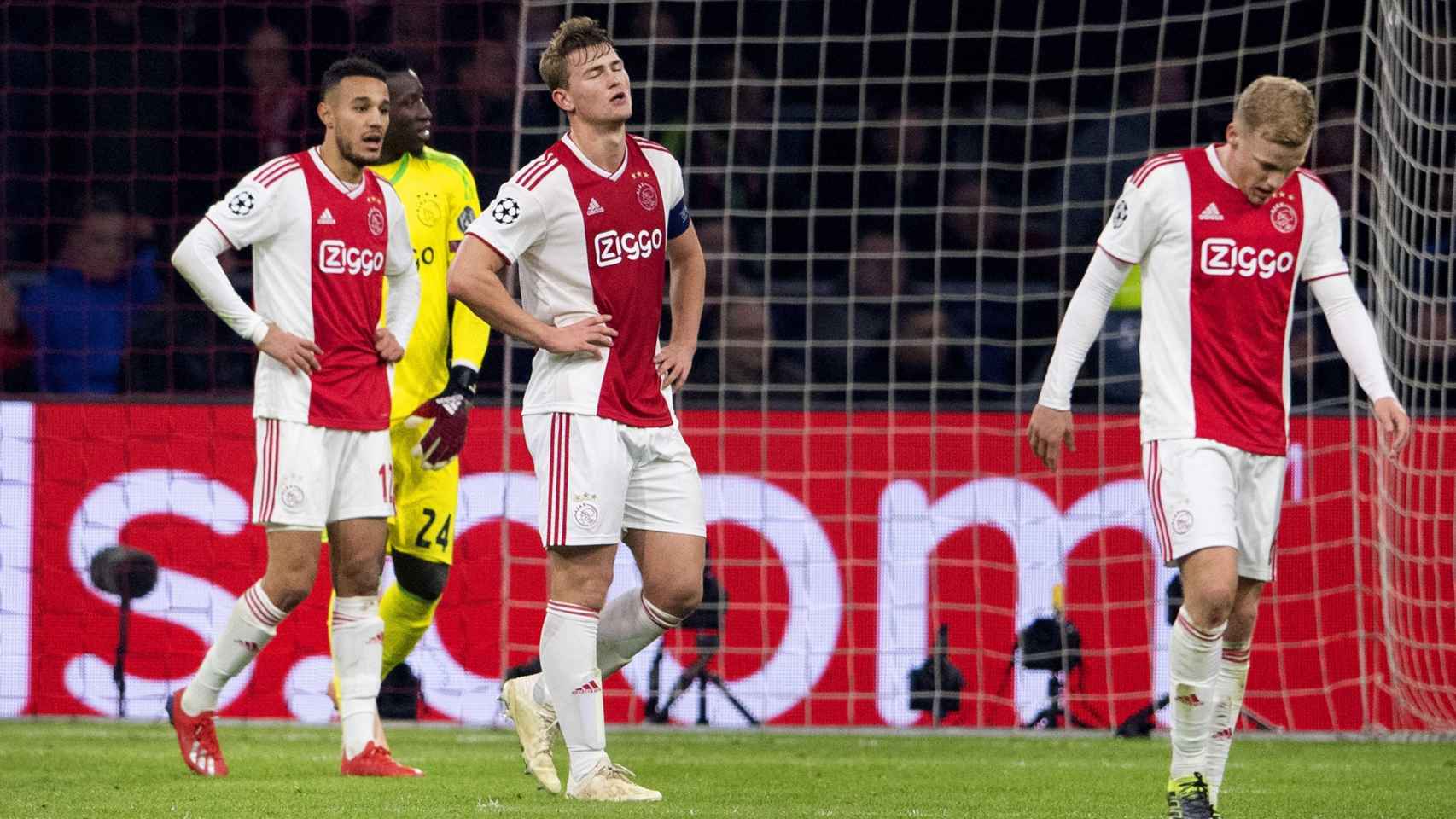Los jugadores del Ajax se lamentan del desenlace del encuentro ante el Real Madrid / EFE