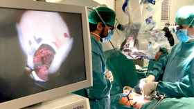 Una imagen de la intervención de espondilolisis del Instituto Clavel Médicos españoles revolucionan las cirugías de columna