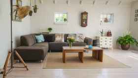 Un salón con un sofá y varios muebles / PEXELS