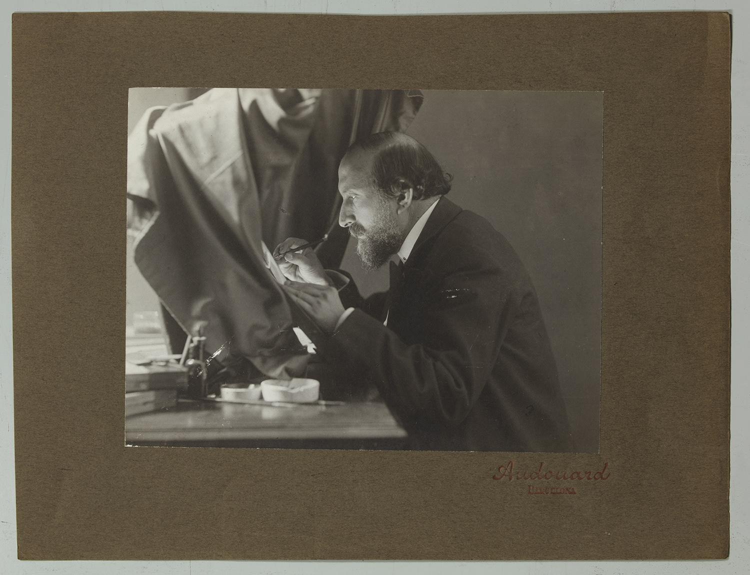 El fotógrafo Adolf Mas retocando una imagen. Pau Audouard Deglaire, ca.1909 / FUNDACIÓ INSTITUT AMATLLER D'ART HISPÀNIC