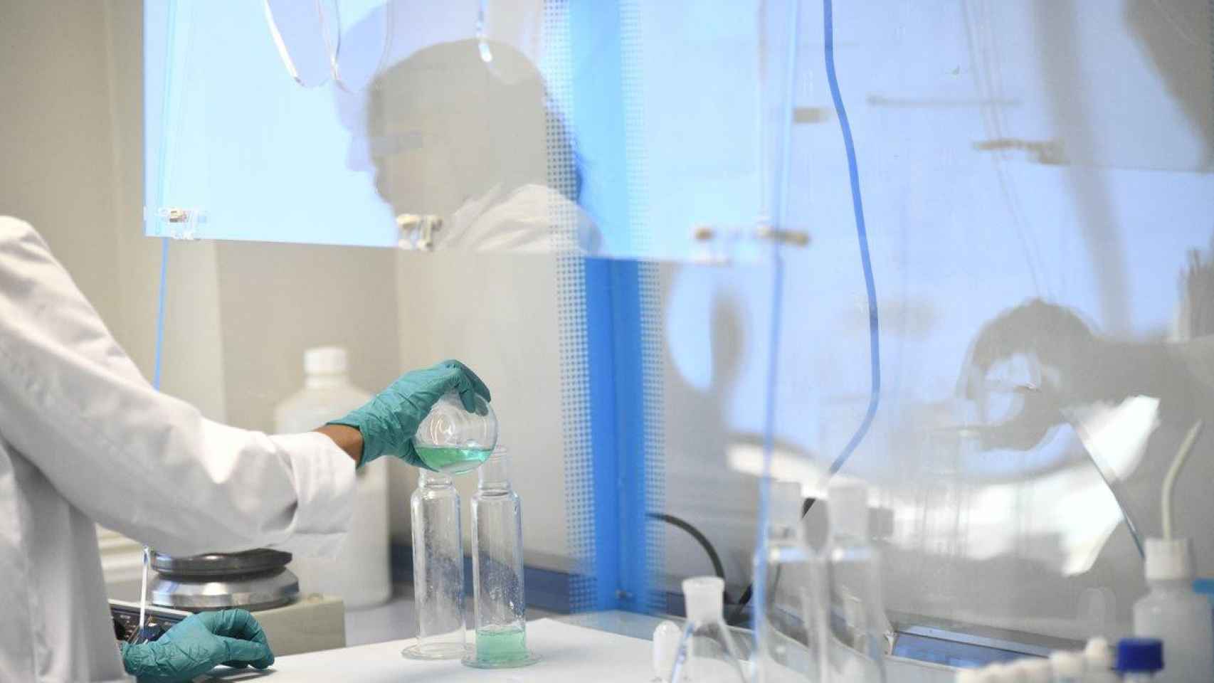 Una investigadora en un laboratorio donde desarrolla una vacuna contra el Covid / EP