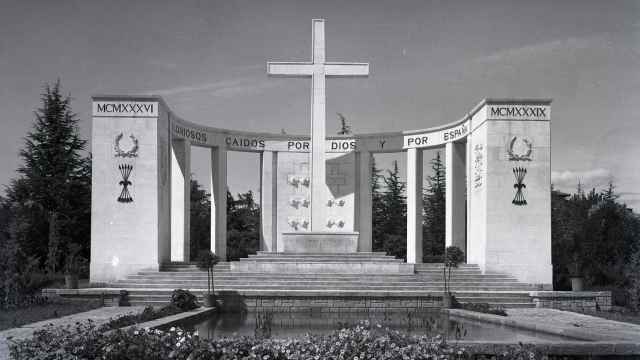Monumento a los caídos en la Alameda de Cervantes (Soria) en los años sesenta / ARCHIVO HISTÓRICO