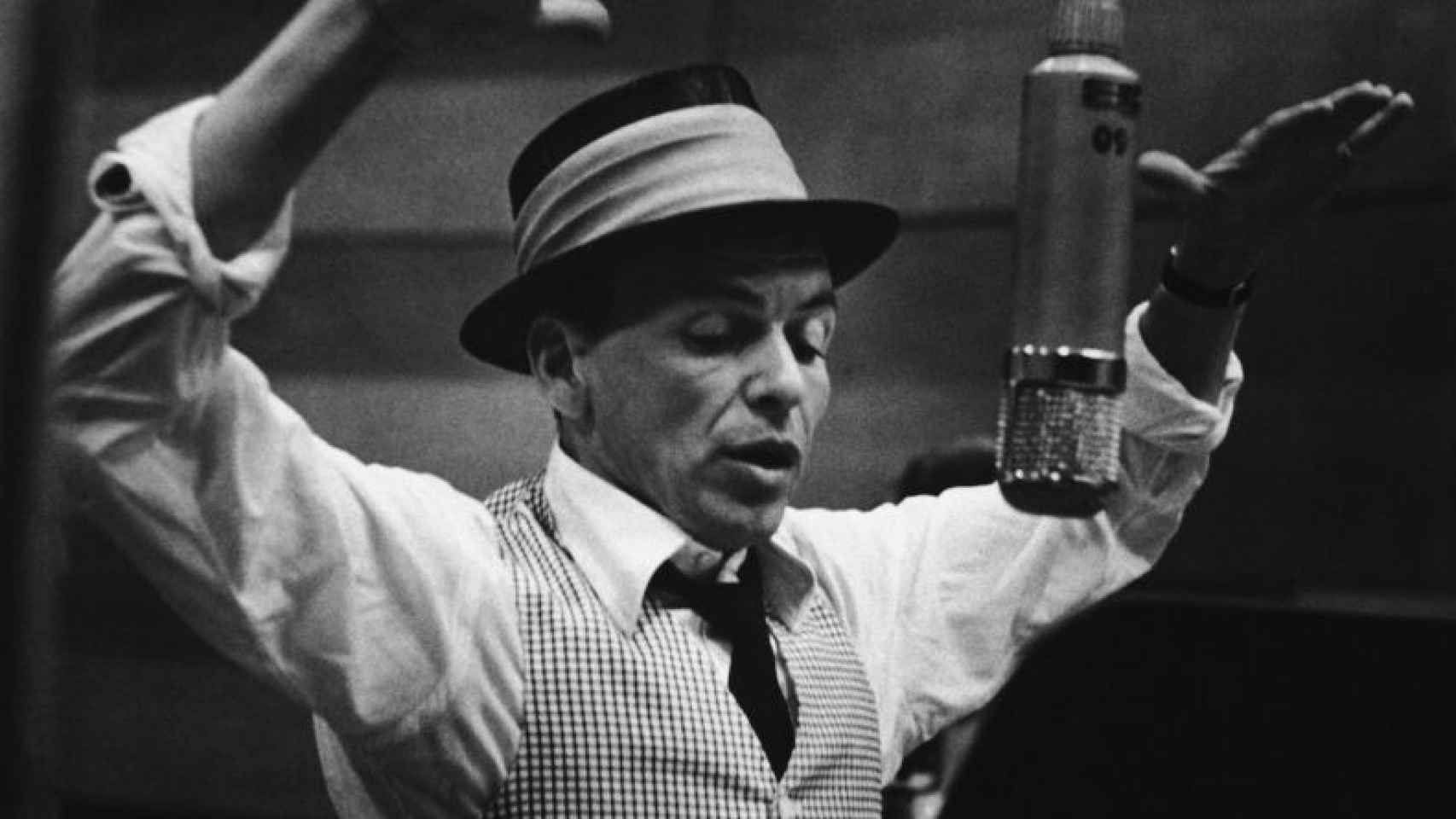 Frank Sinatra en un estudio de grabación