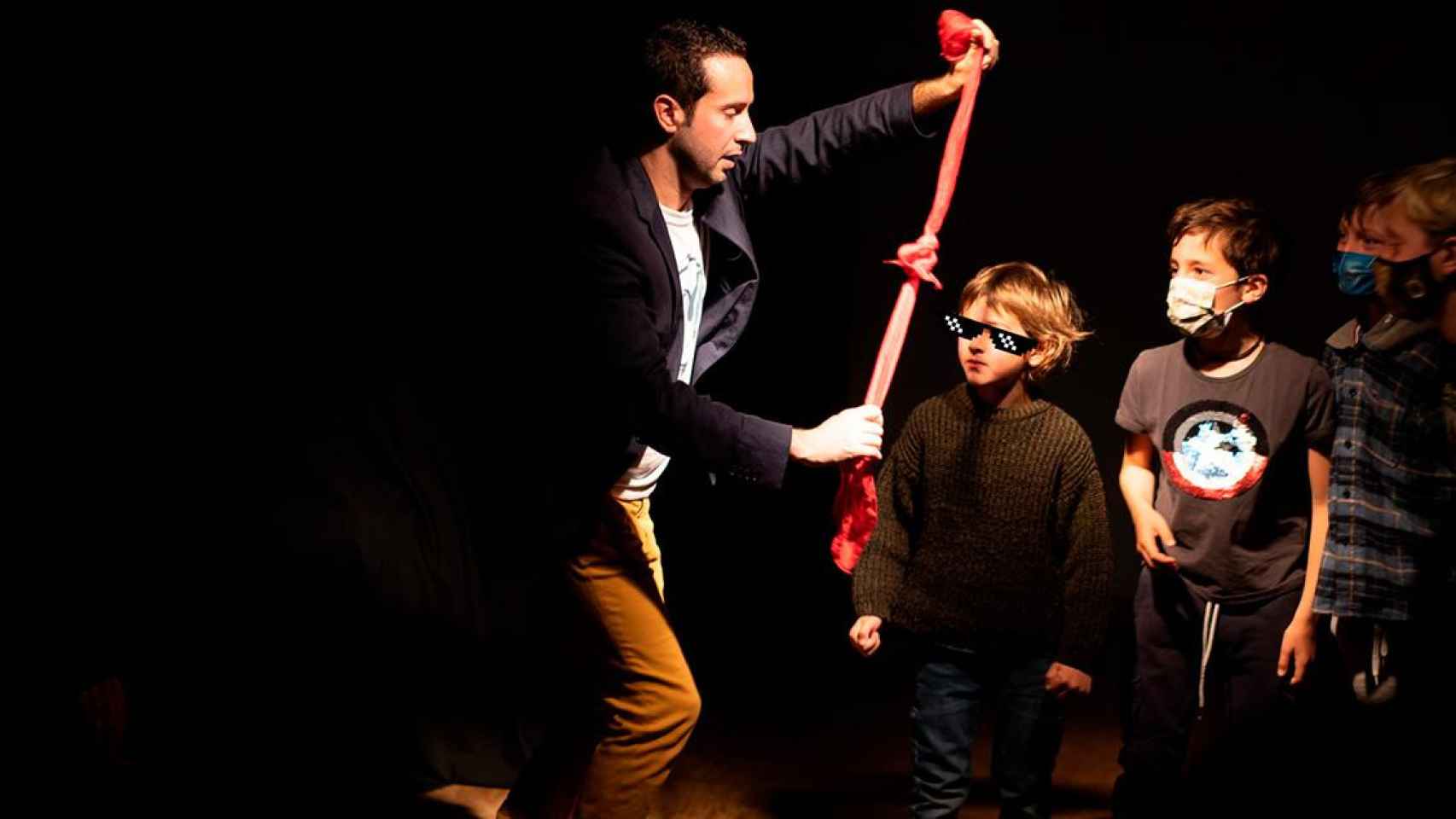 Rémy Marvely, el mago francés afincado en Barcelona durante una actuación con niños / MARVELY