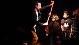 Rémy Marvely, el mago francés afincado en Barcelona durante una actuación con niños / MARVELY