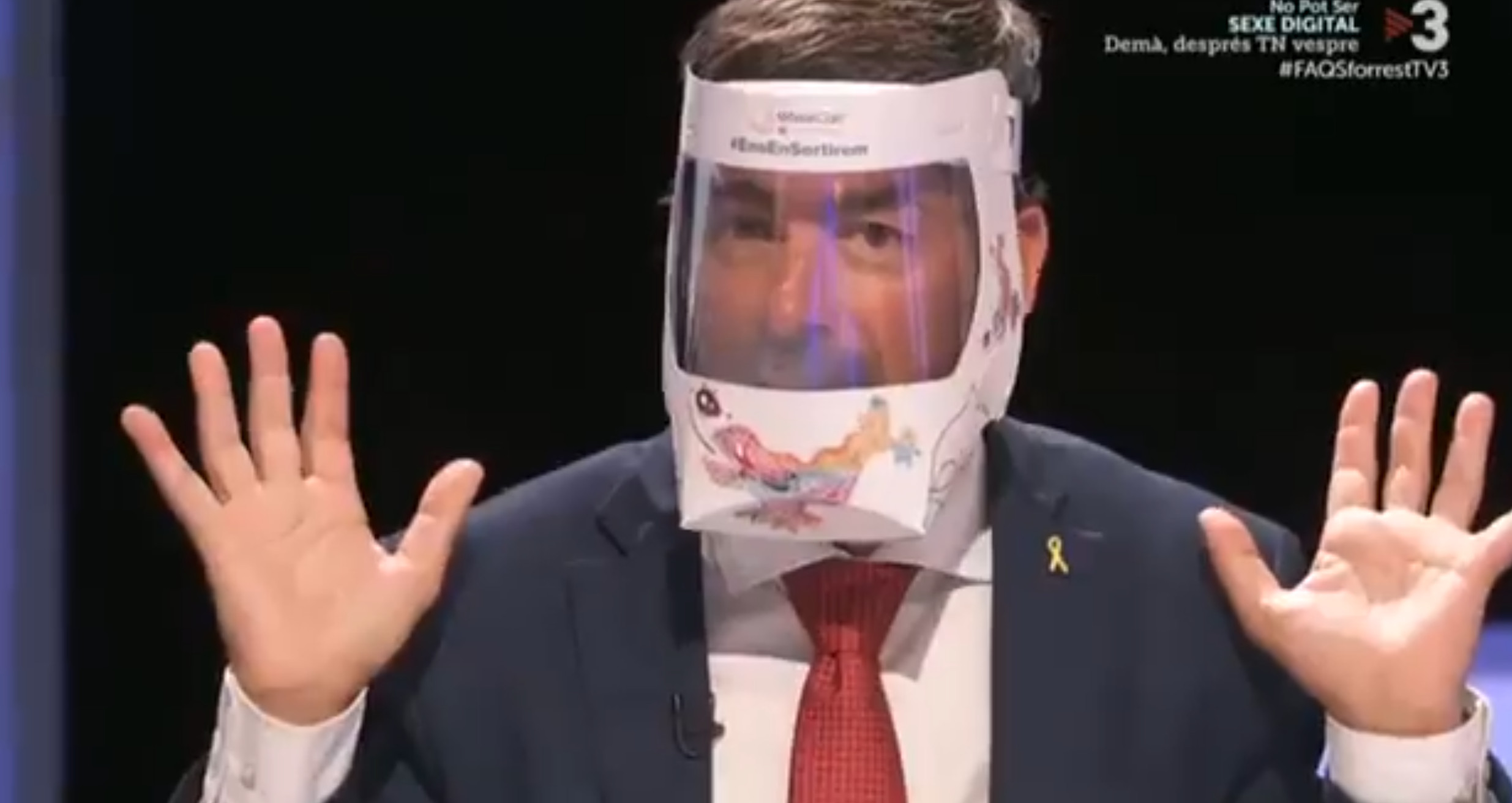 Joan Canadell, diputado de JxCat, promocionando una mascarilla no homologada en TV3