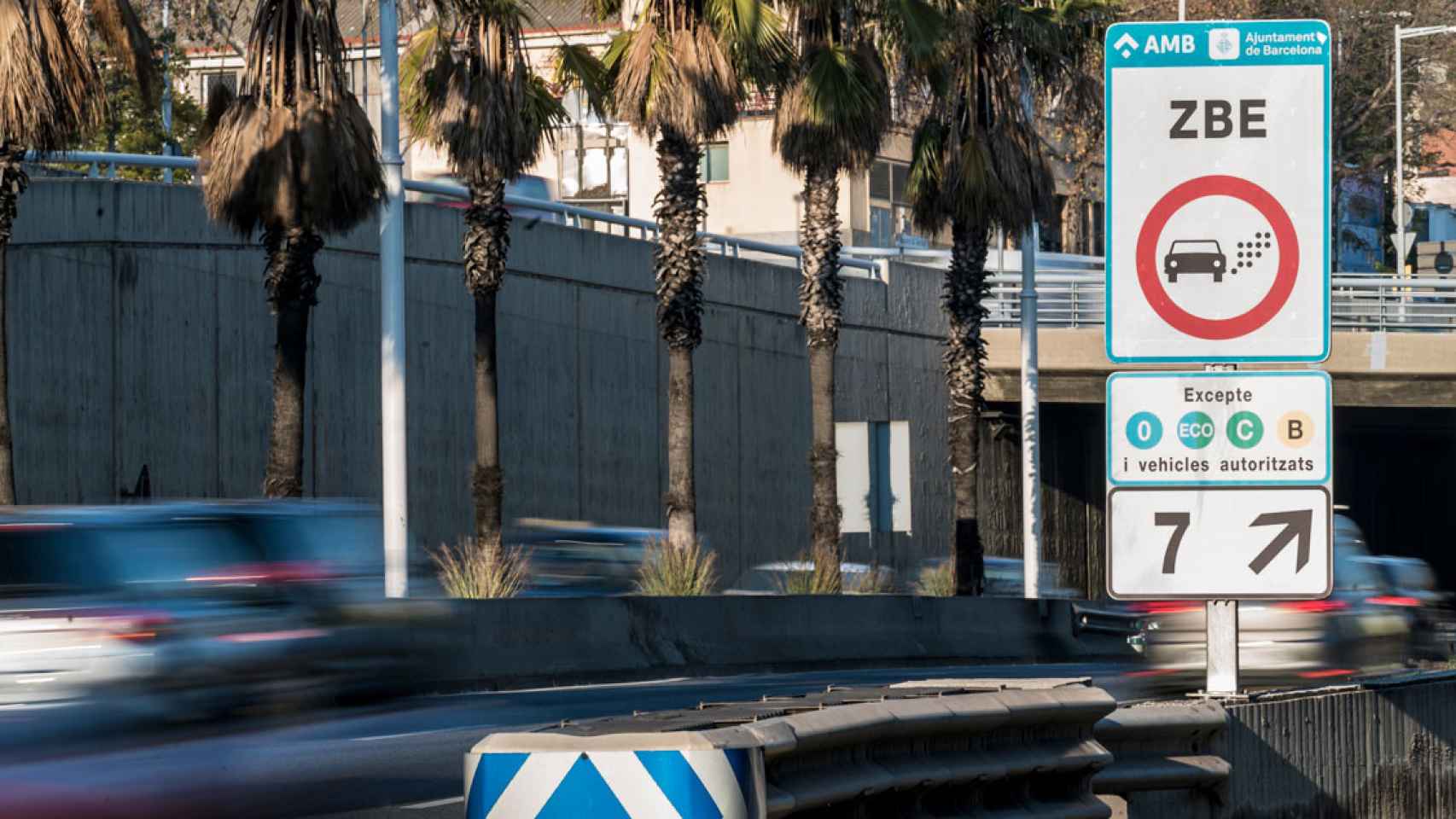 Un vehículo circulando por la Zona de Bajas Emisiones de Barcelona, cuya ordenanza ha sido tumbada / AJBCN