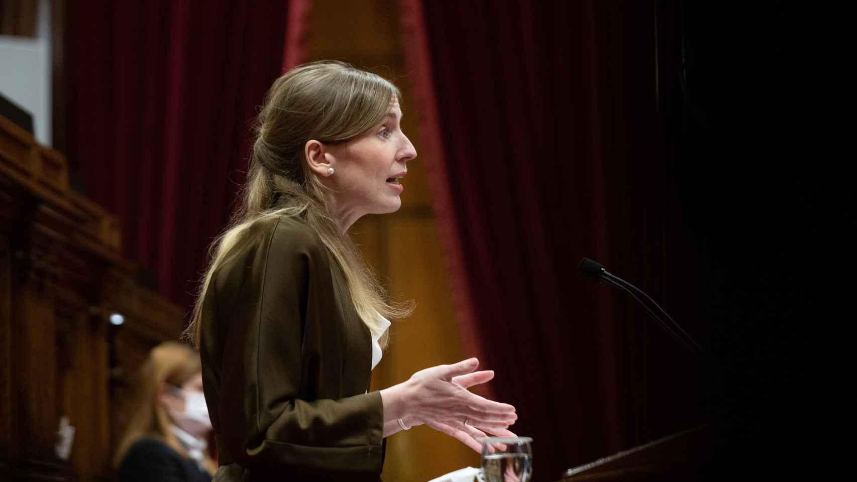 La 'consellera' de Acción Exterior y Gobierno Abierto, Victòria Alsina, en el pleno del Parlament / DAVID ZORRAKINO - EUROPA PRESS