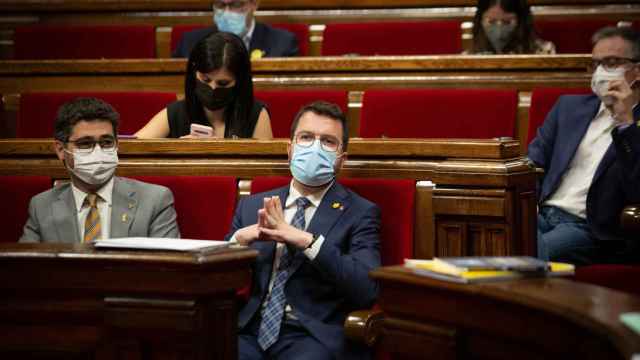 El vicepresidente de la Generalitat, Jordi Puigneró, y el presidente, Pere Aragonès, en el Parlament / David Zorrakino - EUROPA PRESS