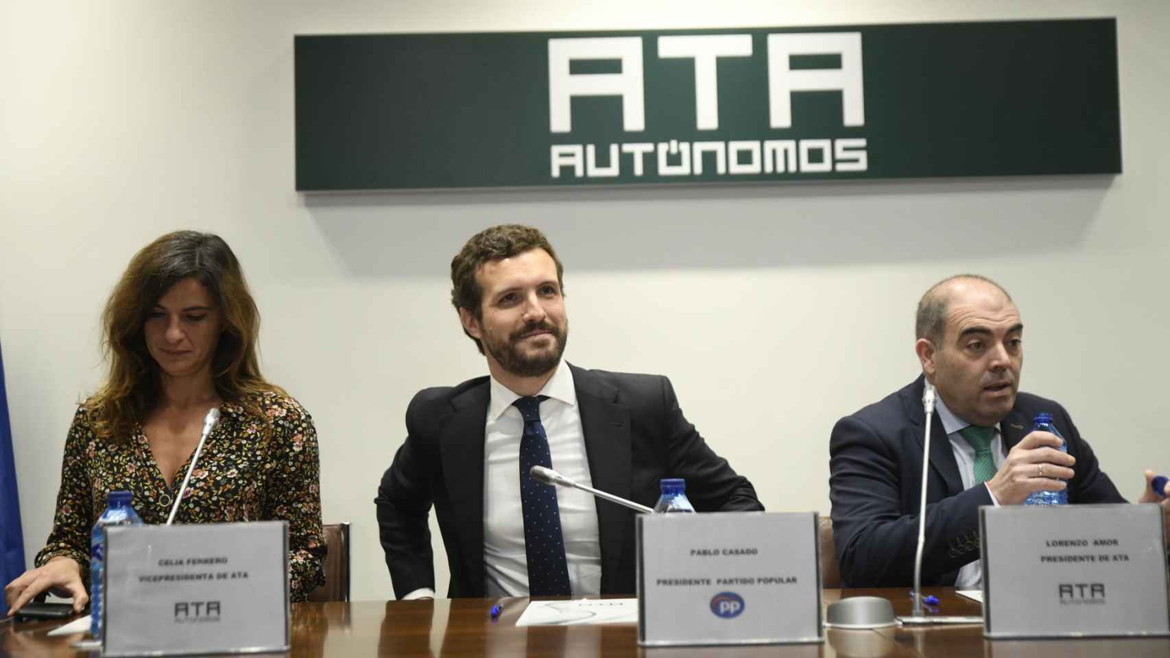 La vicepresidenta ejecutiva de la ATA (Asociación de Trabajadores Autónomos), Celia Ferrero; el presidente del PP, Pablo Casado; y el presidente de la ATA, Lorenzo Amor / EUROPA PRESS