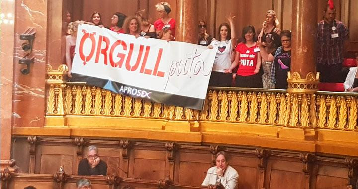 Defensoras de los derechos laborales de las prostitutas en el pleno de Barcelona donde la alcaldesa Ada Colau rechazó una resolución del PSC favorable a prohibir esta actividad / CG