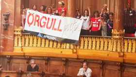 Defensoras de los derechos laborales de las prostitutas en el pleno de Barcelona donde la alcaldesa Ada Colau rechazó una resolución del PSC favorable a prohibir esta actividad / CG