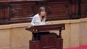 La presidenta del grupo parlamentario de Catalunya en Comú-Podem, Jessica Albiach, en la tribuna del Parlament / PARLAMENT